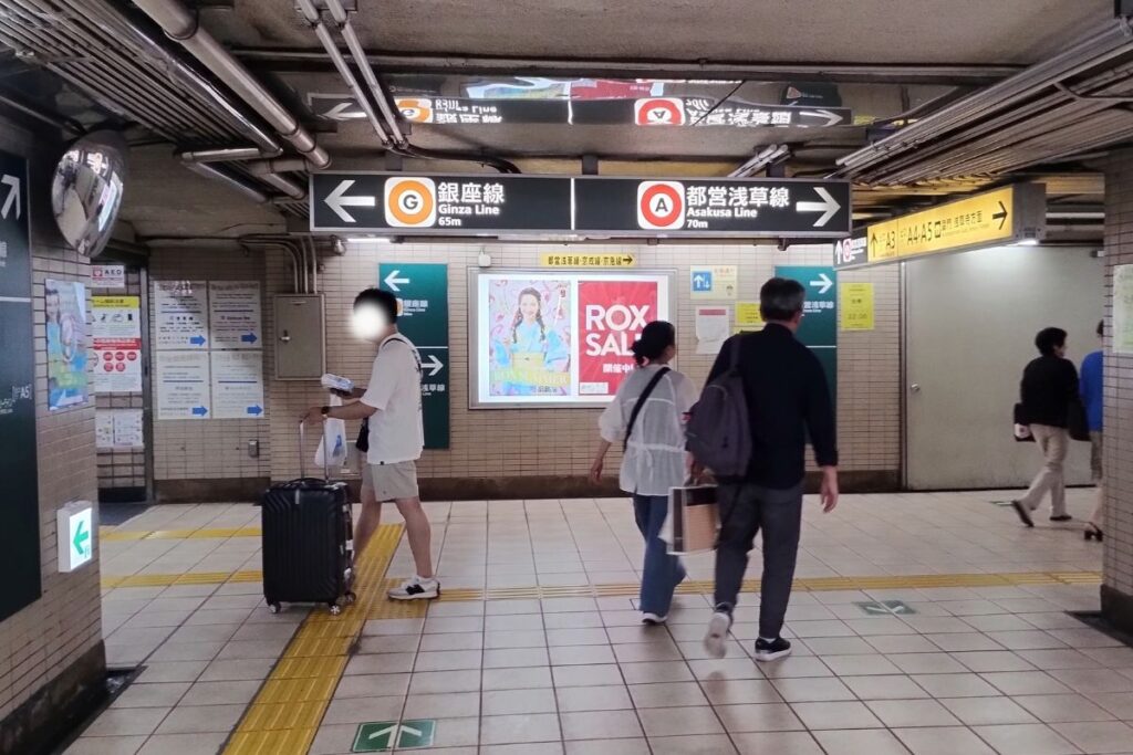 銀座線・都営浅草線をつなぐ地下通路の案内看板(←銀座線　浅草線→)