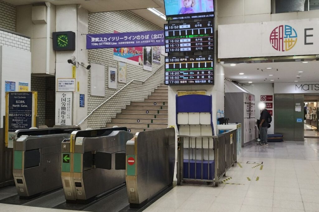 東武浅草駅北改札口の改札外の様子