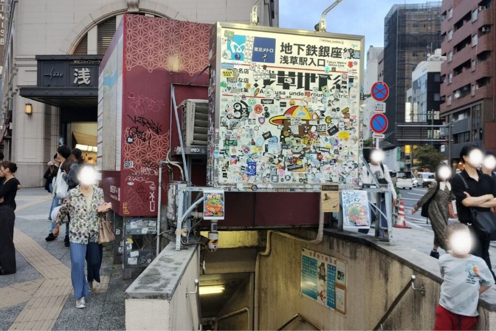銀座線浅草駅の8番出口(吾妻橋交差点方面)