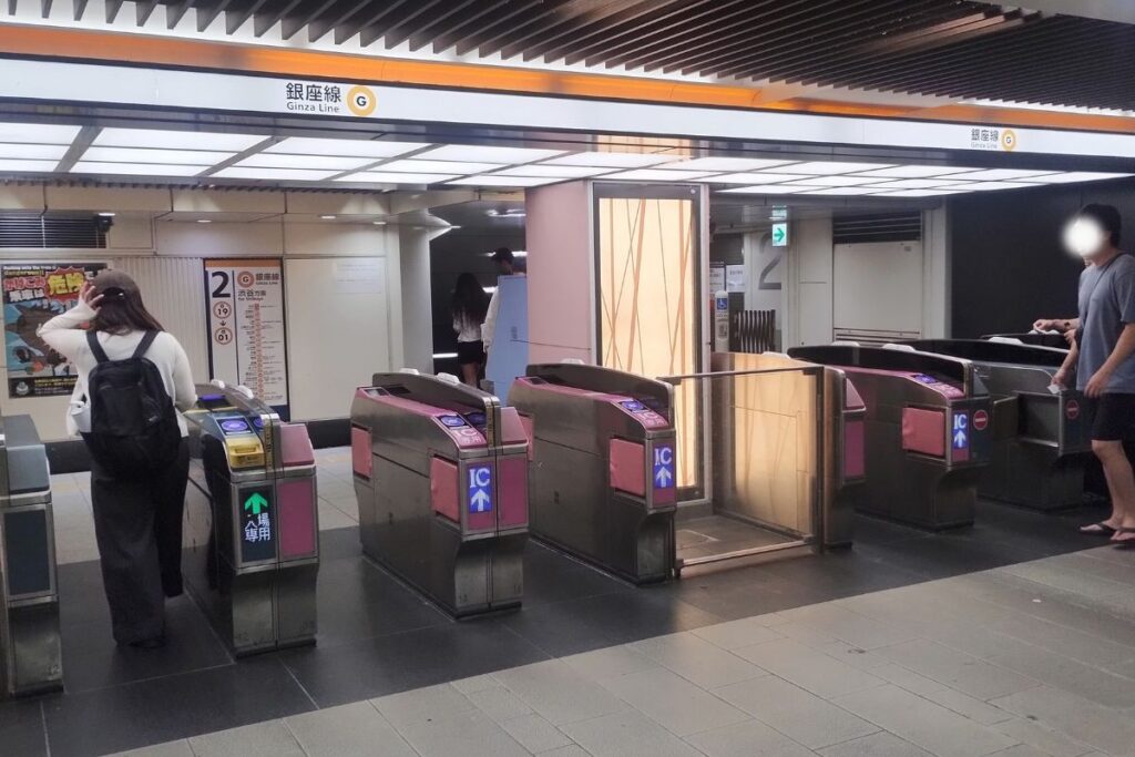 銀座線浅草駅の松屋・隅田公園方面改札