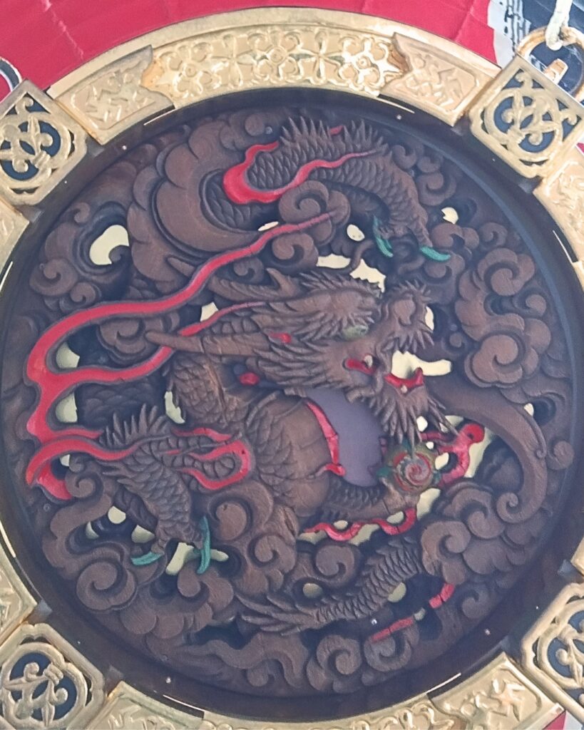 雷門の大提灯の下にある木彫りの龍