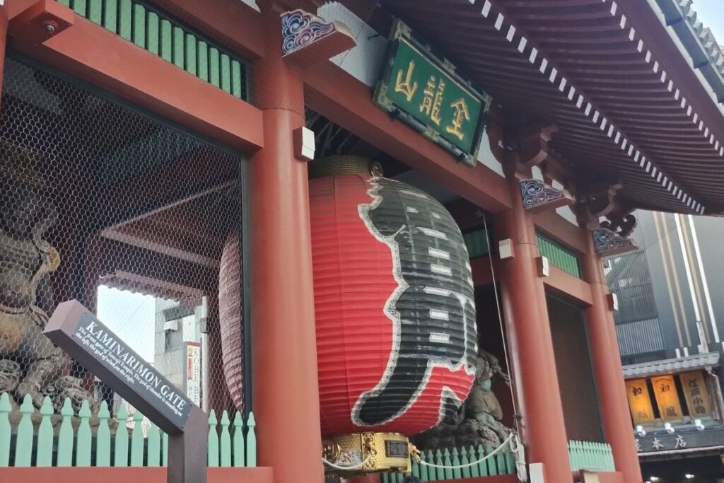 雷門を斜めから見た大提灯と「金龍山」の額