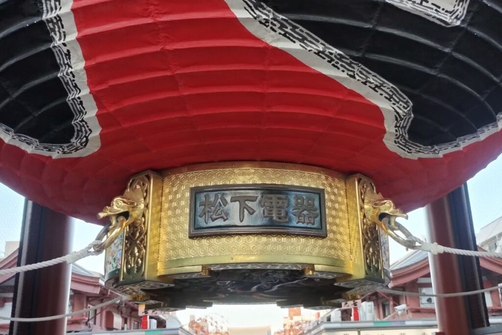 雷門の大提灯の下部に書かれた「松下電器」の文字