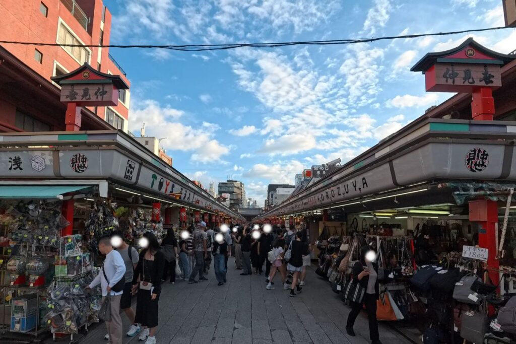 雷門を背にして見た仲見世通りの入口