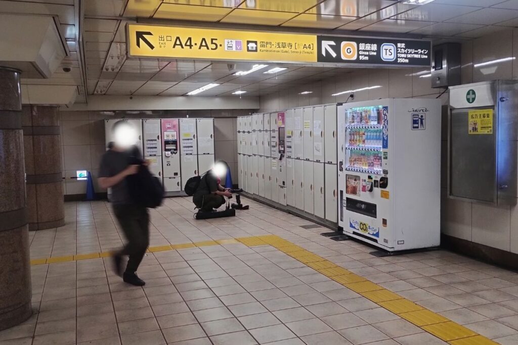 都営浅草駅の雷門方面改札側のコインロッカー（手前と奥の2ヶ所）