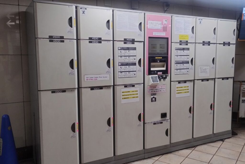 都営浅草駅の駒形橋方面改札側のコインロッカーBの写真（A2a出口の階段の手前）
